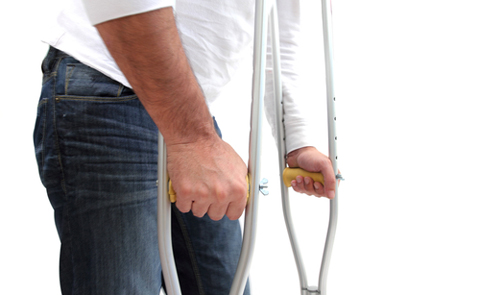 shutterstock_83753740 Absurde: il arrive que les béquilles soient remboursées par l’assurance au-delà de leur coût réel. Photo: gdvcom/shutterstock.com