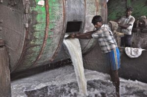 Usine de tannage et manipulation de produits chimique sans protection