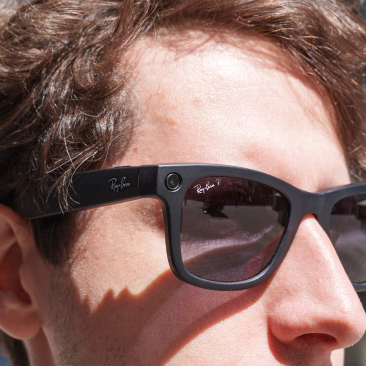 Un homme portant des lunettes Meta en collaboration avec Ray-Ban