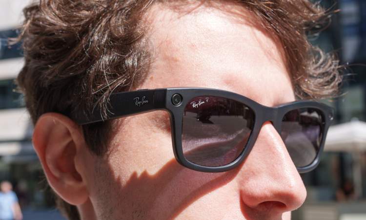 Un homme portant des lunettes Meta en collaboration avec Ray-Ban