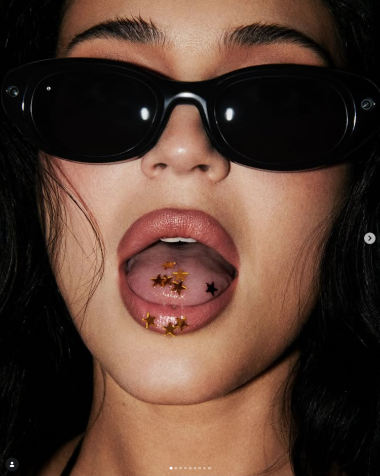 kylie jenner portant des meta glasses