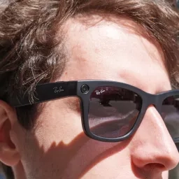 Un homme portant des lunettes Meta en collaboration avec Ray-Ban