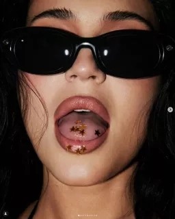 kylie jenner portant des meta glasses