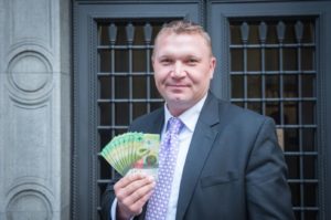 Chad Wasilenkoff avec le nouveau billet de 50 francs. -Fortress Paper