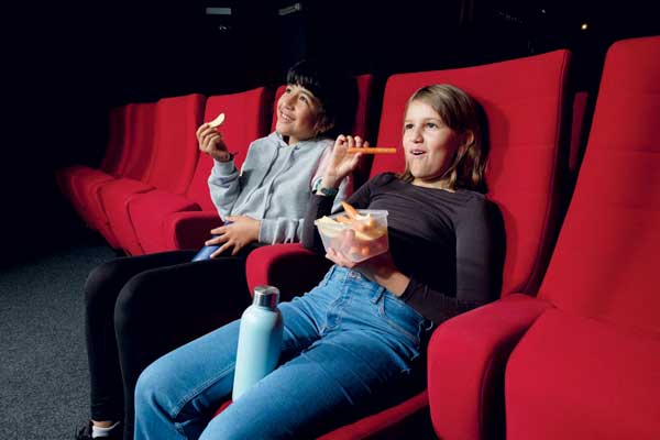 Enfants qui mangent des carottes au cinéma