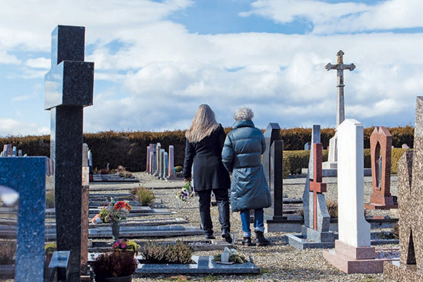 Personnes dans un cimetière