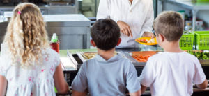 Enfants à la cantine scolaire