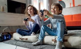 Enfants qui jouent aux jeux vidéo