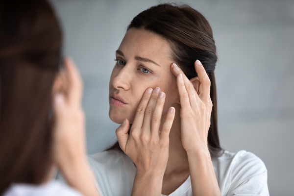 Femme qui observe son visage