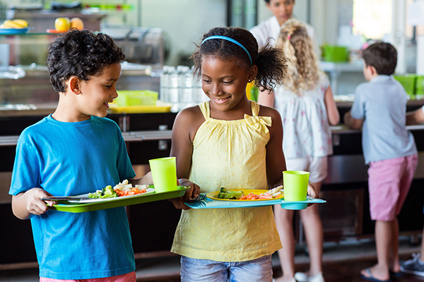 enfants à la cantine